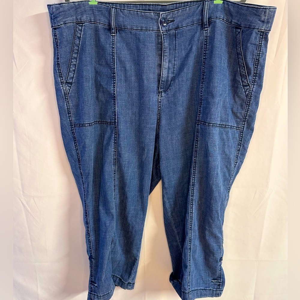 Lane Bryant Womens Capri Jeans Blue Stretch Medium Wash Pockets Roll Tab Hem 18